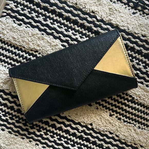 🎉Host Pick🎉 Black and Gold Clutch - Picture 1 of 6